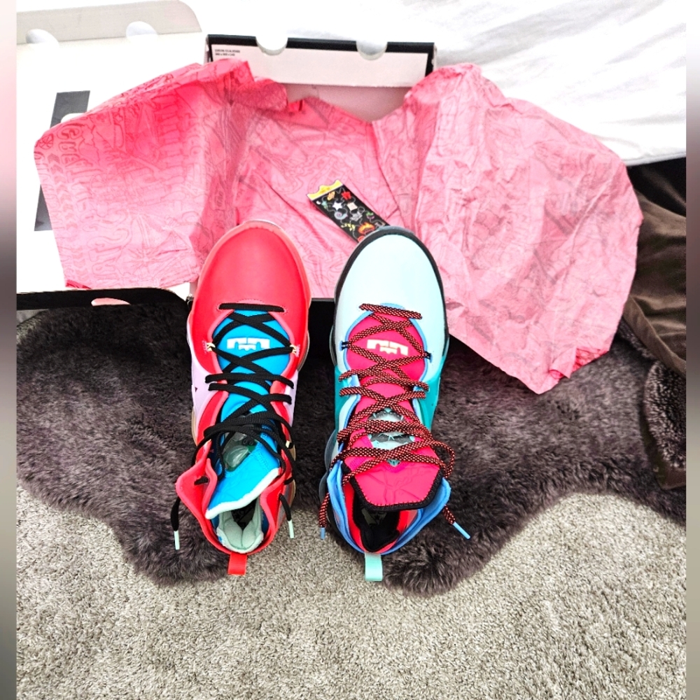 LEBRON XIX ALL LEATHER SZ 13. DS. W/ ORIGINAL BOX